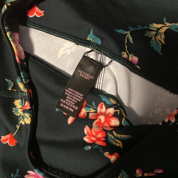 VS leggings in green floral. 12 - Picture 2 of 4